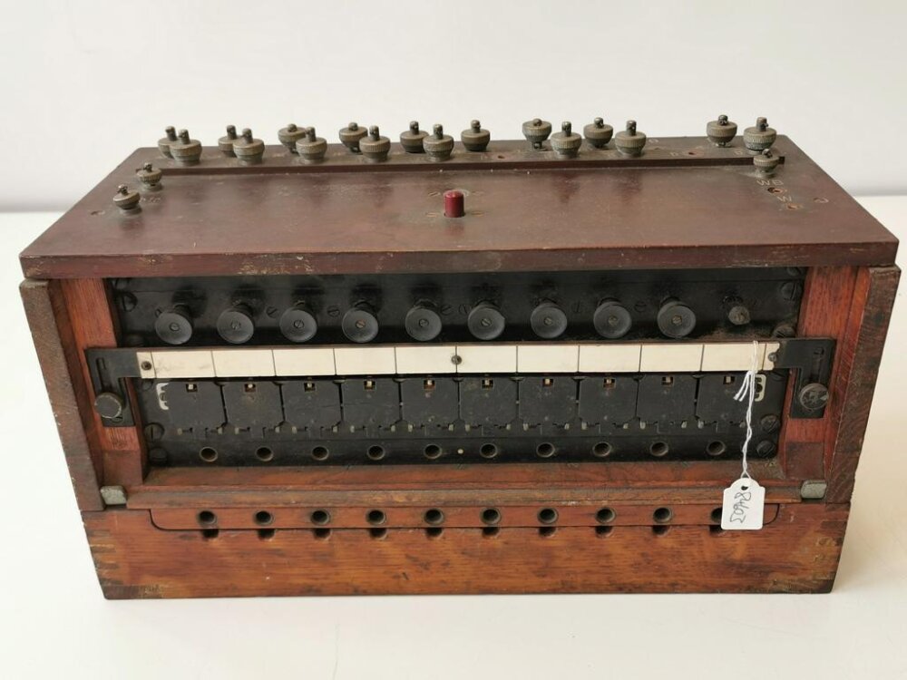 Kleiner Klappenschrank zu 10 Leitungen datiert 1942, gebraucht, Funkt ...