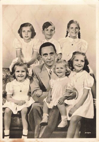 Ansichtskarte "Reichsminister Dr. Goebbels mit seinen Kindern"