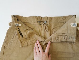 Kriegsmarine, kurze Tropenhose , wohl ungetragenes Kammerstück von 1943