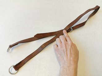 Wehrmacht, Schulterriemen aus Leder mit Aluminiumringen, an einer stelle nachgenäht