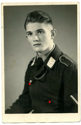 Studioaufnahme, eines Angehörigen der Division Hermann Göring, Maße 9 x 14cm