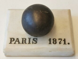 Deutsch französischer Krieg 1870/71, Schrappnellkugel ? auf Marmorsockel " Paris 1870" Maße des Sockel 6 x 8,5cm