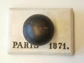 Deutsch französischer Krieg 1870/71, Schrappnellkugel ? auf Marmorsockel " Paris 1870" Maße des Sockel 6 x 8,5cm