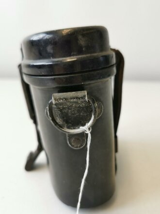 Behälter zum Dienstglas 6x30 der Wehrmacht aus schwarzer Preßmasse, die Koppelschlaufen aus Leder intakt