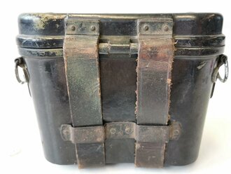 Behälter zum Dienstglas 6x30 der Wehrmacht aus schwarzer Preßmasse, die Koppelschlaufen aus Leder intakt
