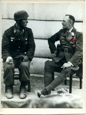 Aufnahme, eines Leutnant der Fallschirmtruppe im Gespräch mit General Student, Rückseitig der Stempel eines Berliner Photostudio, Maße 18 X 24cm