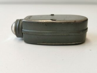 Dynamo Taschenlampe aus Blech ohne Bezeichnung. Funktioniert, macht aber füchterliche Geräusche, graublauer Originallack