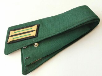 Dunkelgrüner Uniformkragen mit Kragenspiegeln, Gesamtlänge 47cm