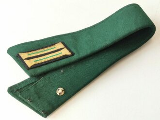 Dunkelgrüner Uniformkragen mit Kragenspiegeln, Gesamtlänge 47cm