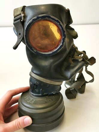 Gasmaske in Dose mit Beriemung Wehrmacht. Ungereinigtes Set