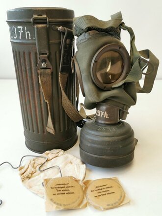 Gasmaske in Dose mit Beriemung Wehrmacht. Zusammengehöriges, ungereinigtes Set