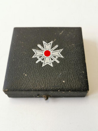 Kriegsverdienstkreuz 1. Klasse mit Schwertern, Hersteller 65 für Klein & Quenzer. Guter Zustand, in zugehörigem Etui, das Deckelinlay lose