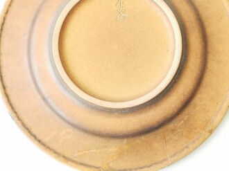 WHW-Steingutteller Gau Essen 06, Sonderaktion des Kreises Duisburg 1937/38, Der Teller konnte nur durch eine Sonderspende von mindestens RM 25,00 und aufwärts erworben werden. 27cm Durchmesser. Variante in braun, an unteren Rand mehrfach geklebt