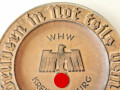 WHW-Steingutteller Gau Essen 06, Sonderaktion des Kreises Duisburg 1937/38, Der Teller konnte nur durch eine Sonderspende von mindestens RM 25,00 und aufwärts erworben werden. 27cm Durchmesser. Variante in braun, an unteren Rand mehrfach geklebt