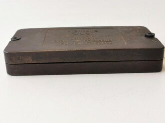 Wehrmacht, Verpackung für Verzögerungs Röhrchen 4 1/2 Sekunden aus brauner Preßmasse, datiert 1942, Maße 18 ,5 x 9,5 x 3cm