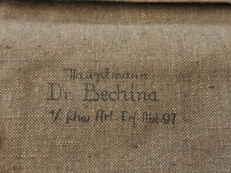 Tasche zum Kartenwinkelmesser 27 der Wehrmacht. Keine Aufschrift, Eigentumsvermerk eines Hauptmann der Artillerie Ersatz Abteilung 97