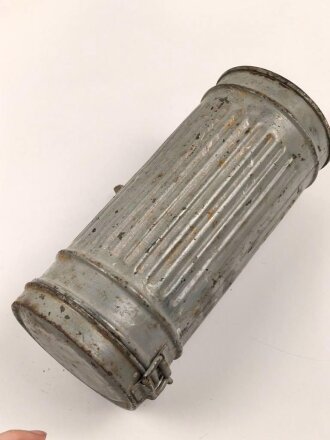 Gasmaskendose Wehrmacht Modell 1938, Originallack, ungereinigtes Stück