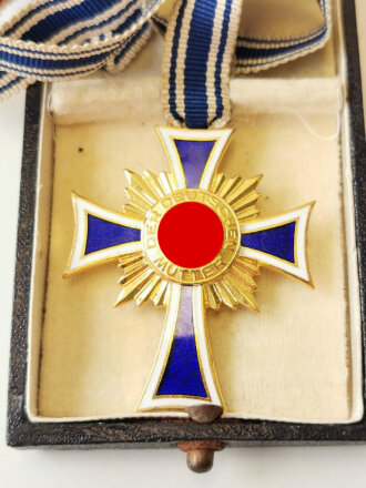 Ehrenkreuz der deutschen Mutter in gold , im Etui von Wilhelm Deumer Lüdenscheid, dieses leicht verzogen