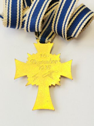 Ehrenkreuz der deutschen Mutter in gold , im Etui von Otto Zappe Gablonz, dieses leicht verzogen