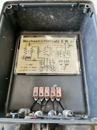 Wechselrichtersatz E.W.c1 datiert 1944 ( Wechselrichter zur Stromversorgung des Tornisterempfängers Berta in Panzerfahrzeugen) Originallack, Funktion nicht geprüft