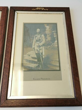 Kaiserreich, Paar gerahmte Hartkartonbilder von Kaiser Friedrich und Königin Luise. Maße mit Rahmen jeweils 40 x 61cm