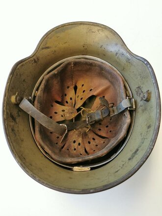 Stahlhelm Heer mit beiden Emblemen. Es handelt sich um eine übernommene Glocke aus der Zeit des 1.Weltkrieg, mit Innenfutter M31 und sehr frühem Kinnriemen versehen.