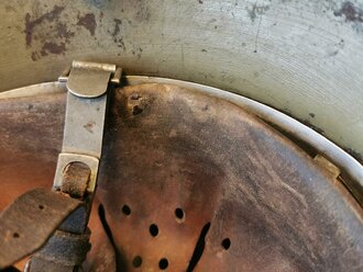 Stahlhelm Heer mit beiden Emblemen. Es handelt sich um eine übernommene Glocke aus der Zeit des 1.Weltkrieg, mit Innenfutter M31 und sehr frühem Kinnriemen versehen.