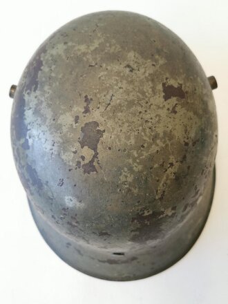 Stahlhelm Heer mit beiden Emblemen. Es handelt sich um eine übernommene Glocke aus der Zeit des 1.Weltkrieg, mit Innenfutter M31 und sehr frühem Kinnriemen versehen.