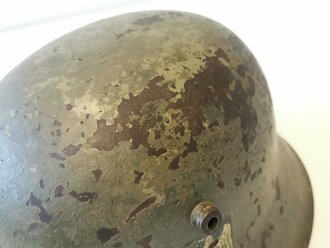 Stahlhelm Heer mit beiden Emblemen. Es handelt sich um eine übernommene Glocke aus der Zeit des 1.Weltkrieg, mit Innenfutter M31 und sehr frühem Kinnriemen versehen.