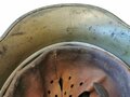 Stahlhelm Heer mit beiden Emblemen. Es handelt sich um eine übernommene Glocke aus der Zeit des 1.Weltkrieg, mit Innenfutter M31 und sehr frühem Kinnriemen versehen.