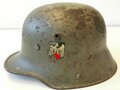 Stahlhelm Heer mit beiden Emblemen. Es handelt sich um eine übernommene Glocke aus der Zeit des 1.Weltkrieg, mit Innenfutter M31 und sehr frühem Kinnriemen versehen.