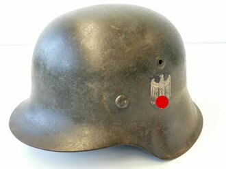 Stahlhelm Heer Modell 1942. Originallack, zusammengehöriges Stück, beim Adlerschild das Hakenkreuz zu 99% erhalten