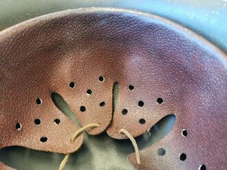 Stahlhelm Heer Modell 1942. Originallack, zusammengehöriges Stück, beim Adlerschild das Hakenkreuz zu 99% erhalten