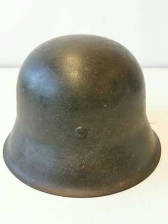 Stahlhelm Heer Modell 1942. Originallack, zusammengehöriges Stück, beim Adlerschild das Hakenkreuz zu 99% erhalten