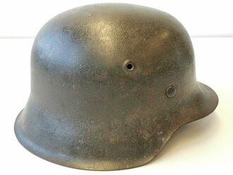 Stahlhelm Heer Modell 1942. Originallack, zusammengehöriges Stück, beim Adlerschild das Hakenkreuz zu 99% erhalten