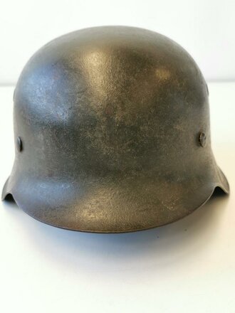 Stahlhelm Heer Modell 1942. Originallack, zusammengehöriges Stück, beim Adlerschild das Hakenkreuz zu 99% erhalten