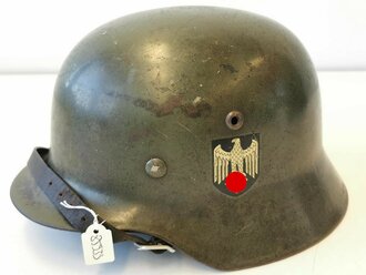 Stahlhelm Heer Modell 1935. Originallack, zusammengehöriges Stück, beim Adlerschild das Hakenkreuz zu 98% erhalten