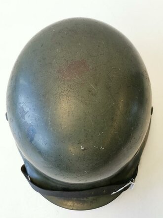 Stahlhelm Heer Modell 1935. Originallack, zusammengehöriges Stück, beim Adlerschild das Hakenkreuz zu 98% erhalten