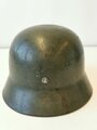 Stahlhelm Heer Modell 1935. Originallack, zusammengehöriges Stück, beim Adlerschild das Hakenkreuz zu 98% erhalten