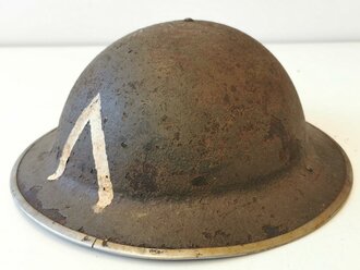 Großbritannien Stahlhelm höchstwahrscheinlich 2.Weltkrieg. Ungereinigtes Stück , original lackiert