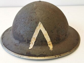 Großbritannien Stahlhelm höchstwahrscheinlich 2.Weltkrieg. Ungereinigtes Stück , original lackiert