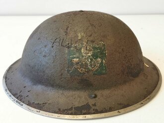 Großbritannien Stahlhelm höchstwahrscheinlich 2.Weltkrieg. Ungereinigtes Stück , original lackiert