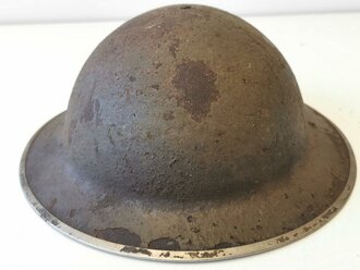 Großbritannien Stahlhelm höchstwahrscheinlich 2.Weltkrieg. Ungereinigtes Stück , original lackiert