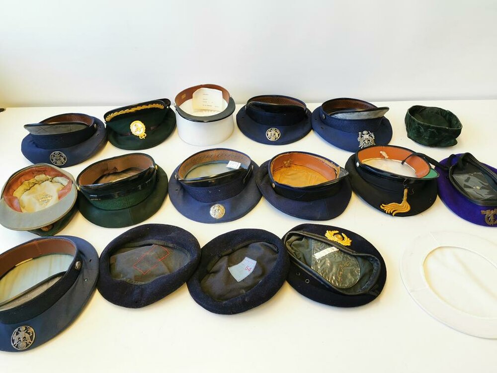 Konvolut Kopfbedeckungen aller Art, alles mehr oder weniger defekt, 80,00