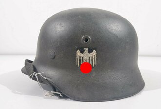 Heer, Stahlhelm Modell 1940 ,  zusammengehöriges Stück, Originallack, bei Hakenkreuz fehlt etwa 20%. Das Innenfutter ausgetrocknet und vor langer Zeit gefettet. Kopfgrösse 57 oder 58, Stempel im Futter nicht sichtbar, Stempel in der Glocke nicht lesbar