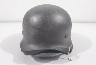 Heer, Stahlhelm Modell 1940 ,  zusammengehöriges Stück, Originallack, bei Hakenkreuz fehlt etwa 20%. Das Innenfutter ausgetrocknet und vor langer Zeit gefettet. Kopfgrösse 57 oder 58, Stempel im Futter nicht sichtbar, Stempel in der Glocke nicht lesbar