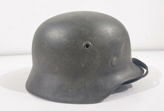 Heer, Stahlhelm Modell 1940 ,  zusammengehöriges Stück, Originallack, bei Hakenkreuz fehlt etwa 20%. Das Innenfutter ausgetrocknet und vor langer Zeit gefettet. Kopfgrösse 57 oder 58, Stempel im Futter nicht sichtbar, Stempel in der Glocke nicht lesbar