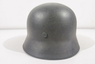 Heer, Stahlhelm Modell 1940 ,  zusammengehöriges Stück, Originallack, bei Hakenkreuz fehlt etwa 20%. Das Innenfutter ausgetrocknet und vor langer Zeit gefettet. Kopfgrösse 57 oder 58, Stempel im Futter nicht sichtbar, Stempel in der Glocke nicht lesbar