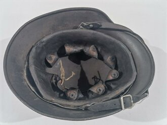 Heer, Stahlhelm Modell 1940 ,  zusammengehöriges Stück, Originallack, bei Hakenkreuz fehlt etwa 20%. Das Innenfutter ausgetrocknet und vor langer Zeit gefettet. Kopfgrösse 57 oder 58, Stempel im Futter nicht sichtbar, Stempel in der Glocke nicht lesbar