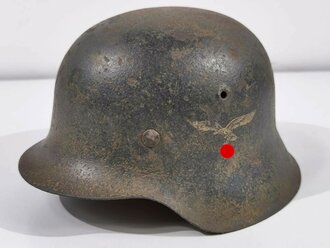 Luftwaffe, Stahlhelm Modell 1942 . Originallack, das Hakenkreuz des Adlers zu 50% erhalten, die hintere Niete fehlt. Leichte Tarnlackierung